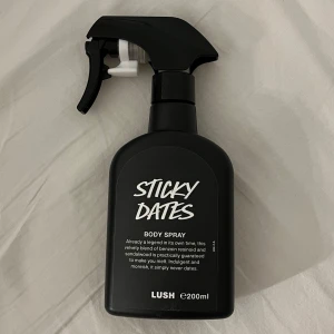 Sticky Dates Body Spray från Lush -  Sticky Dates Body Spray från Lush, en 200 ml flaska med en rik doft av benzoin och sandelträ. Har knappt använt den. 