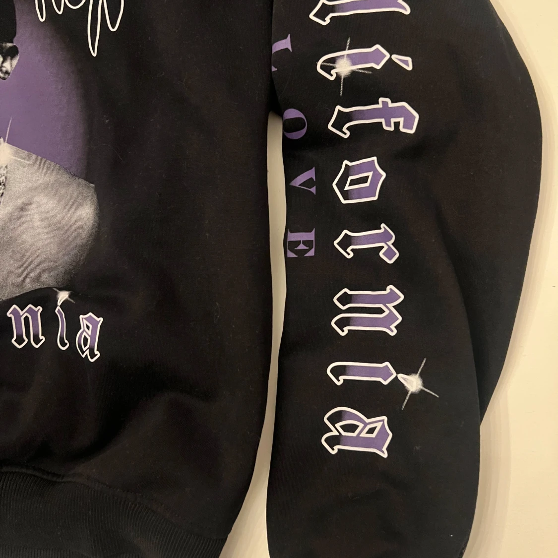 Svart hoodie med Tupac Shakur-tryck - 3