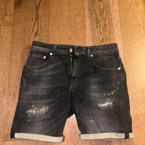 Dondup shorts storlek 30 - Snygga gråa jeansshorts med coola slitningar från dondup. Perfekta för sommaren 2025. Storlek 30. Skick 9,5/10, knappt använda. Nypris - 3000kr