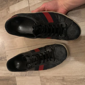 Gucci ace skor - Tjena säljer nu dessa snygga Gucci skor. Använt skick. Lite defekter så som på häl, sula och i fram. Skriv privat för fler bilder. Inget og medföljer. Storlek 40,5 men passar även 41. Nypris 8200.