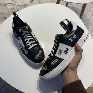 Valentino Flycrews - Dessa unika Valentino Flycrews ger dig garanterat många blickar. De har custom skosnören och har text utspritt över skorna. Perfekt för dig som vill sticka ut lite extra! Skicket på dessa är ungefär 8/10 och självklart är priset diskuterbart! Skriv i dm för övrig info eller fler bilder! 