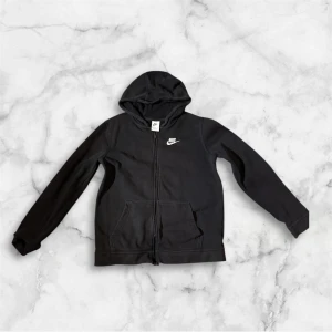 Nike hoodie - Säljer min feta Nike hoodie. Den har använts ett få tal gånger men det finns inga defekter på den. Tröjan passar 158-170 (alltså ungefär Xs-S) Om ni har några funderingar så är det bara att slänga iväg ett meddelande. Lägre pris vid snabb affär!