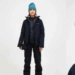 Svart vinterjacka från Peak Performance - Snygg och funktionell svart vinterjacka från Peak Performance. Jackan har en dragkedja framtill och är perfekt för kalla dagar. Den är långärmad och designad för att hålla dig varm och bekväm i vinterväder.