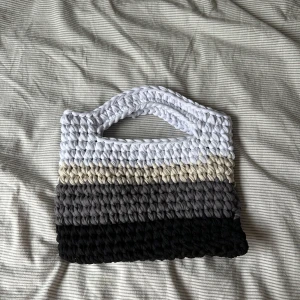 Virkad väska  - Egentillverkad virkad väska i ett tjockare garn. Höjd ca 28 cm, längd ca 28 cm
