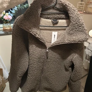 teddyjacka från Gina tricot - Helt ny och oanvänd! Slutsåld på hemsidan!