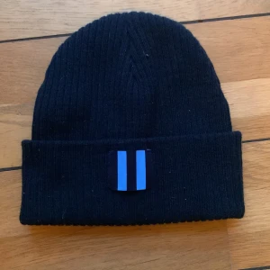 Säsongens Mössa 2024 (Djurgården) - Säsongens Mössa som tilldelades till Djurgårdens medlemmar inför 2024 säsongen. Mössan är i mycket bra skick och har aldrig använts, för övriga frågor/bilder/pris kontakta mig :)