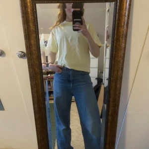 Gul t-shirt - Säljer en gul t-shirt i 100 % bomull. Tyget är robust och kraftig och bra kvalitet. Väldigt fint skick då den är sparsamt använd. Härlig nu till vår och sommar.