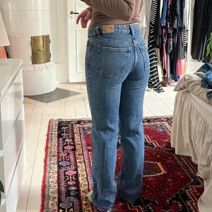 Blå jeans med rak passform - Snygga blå jeans med klassisk femficksdesign. De har en rak passform och är perfekta för en avslappnad stil. Jeansen har en hög midja och är tillverkade i ett slitstarkt denimtyg. ❣️