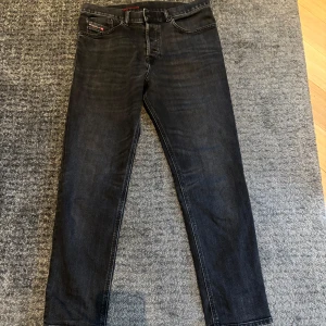 Diesel jeans - Säljer dessa dieseln jeans, najs passform svarta med najs tvätt. Hör gärna av er vid frågor eller annat 🍾💸 Nypris runt 1500-2000
