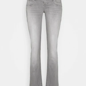 Gråa ltb jeans - Snygga grå bootcut jeans med en klassisk femficksdesign. De har en lätt tvättad look och är perfekta för en avslappnad stil. Passar bra till både sneakers och klackar.skulle säga att de är lite uttöjda i midjan men inte jätte! Pris kan diskuteras!