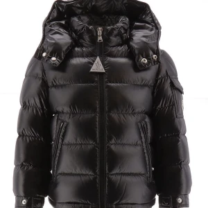 Svart pufferjacka från Moncler - Snygg svart pufferjacka från Moncler med glansig finish. Jackan har en dragkedja framtill och en avtagbar huva. Perfekt för kalla dagar helt ny jacka med NFC scan och allt möjligt helt ny jacka söker en ny ägare Storlek L