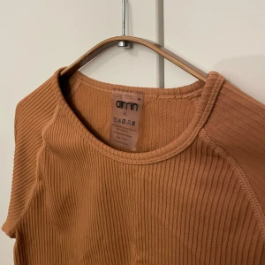 ’Cayenne’ ribbad topp från Aim'n - Säljer en snygg  ribbad topp från Aim'n. Den är croppad med långa ärmar och har en stilren design. Perfekt för en avslappnad look eller träning. Tillverkad i ett stretchigt material för bästa komfort.