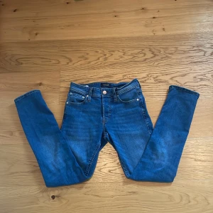 Jack and Jones jeans - Tjena säljer mina Jack and Jones jeans för dom kommer inte till andvänning. Dom är i mycket bra skick 9/10. Storleken är 28/32 sitter som 30 i längden. Jag köpte jeansen för 599 jag säljer dom för 349 lägg prisförslag!