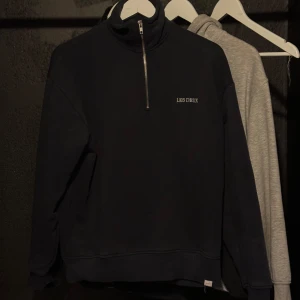 Svart tröja med dragkedja från Les Deux - Säljer en tröja från Les Deux half zip mörkblå i fint skick endast använd få tal gånger, storlek S men passar m också. Inga skador eller liknande har du fler frågor tveka inte på att höra av dig//robin