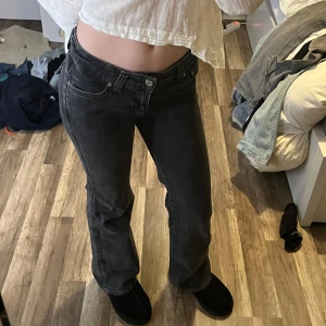 Svarta jeans med låg midja - Snygga svarta jeans från Gina tricot med låg midja och bootcut-stil. Perfekta för en avslappnad look. De har klassisk femficksdesign och en knappgylf. Dom är använda fåtal gånger så dom är i superbra skick! Super sköna och bekväma jeans 💕Passar mig super som är runt 161cm lång 💞Fraktar spårbart med PostNord, frakt: 82kr 🚚💌💋🪩🥂