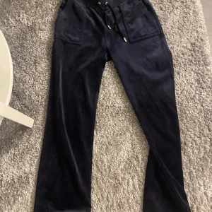 Juicy byxor mörkblå - Säljer dessa snygga mörkblå juicy byxor i stl S💞