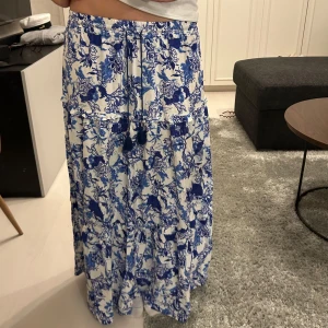 Lång kjol  - Super fin kjol som aldrig kommit till andvändning, köpt från Lindex🤗