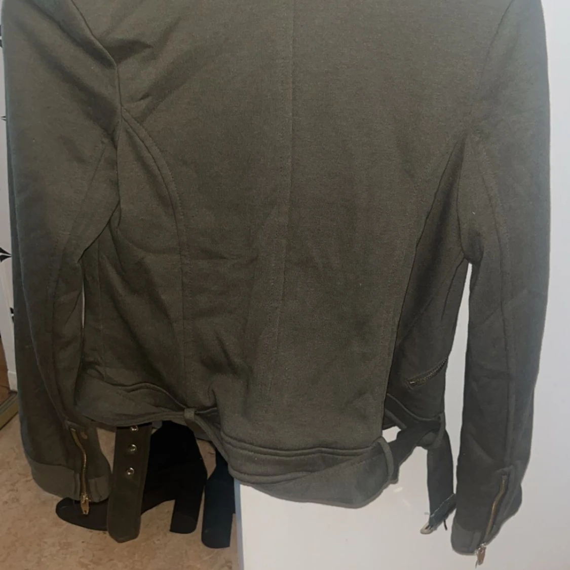 Svart jacka med dragkedja och knappar - 1