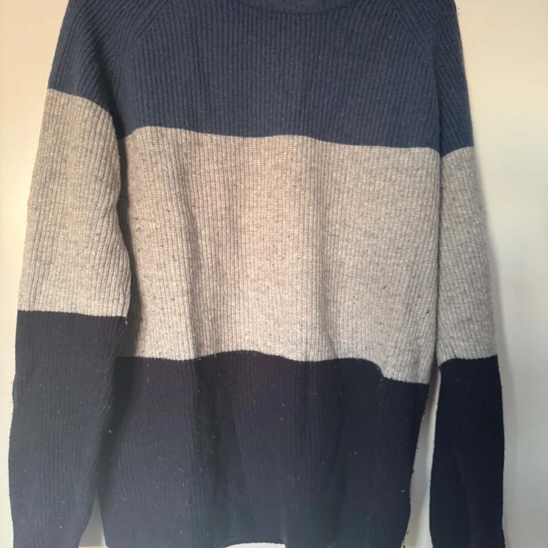 Randig stickad tröja i blått och grått