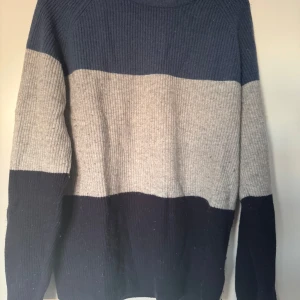 Randig stickad tröja i blått och grått - Randig stickad tröja från massimodutti, bra skick lite nopprig bara som ni ser. Storlek M