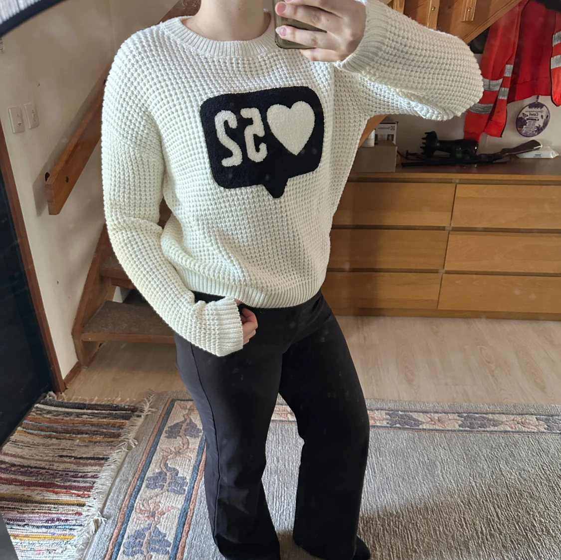 Vit stickad tröja med svart tryck