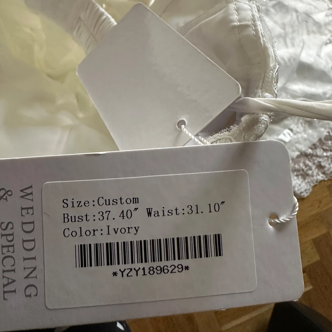 Vit brudklänning med spetsdetaljer - 4