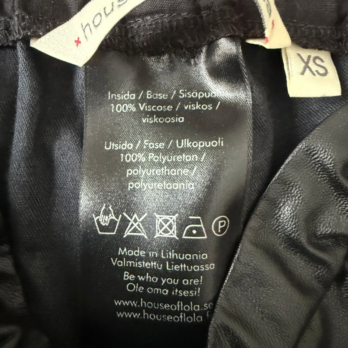 Svarta byxor i imiterad Skinn från House of Lola - 3