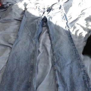 Blå jeans från Gina Tricot - Snygga blå jeans från Gina Tricot i storlek 38. De har en klassisk design med fem fickor och en rak passform. Perfekta för en avslappnad stil.