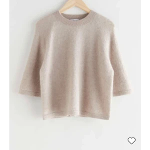 Beige ulltröja från & Other Stories - Säljer min beiga stickade tröja från Other Stories! Sparsamt använd och har inga noppror på sig🥰