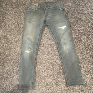 Dondup George  - Tja! Säljer nu mina schyssta jeans från dondup i modellen George. Jeansen är i grymt skick utan skador eller defekter. Hör av er vid minsta fråga eller fundering! 