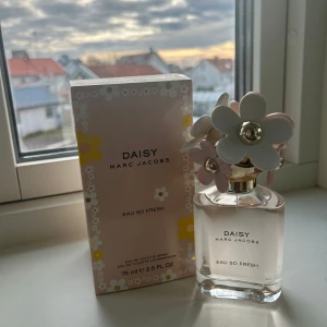 Daisy Eau So Fresh från Marc Jacobs - Säljer en flaska Daisy Eau So Fresh från Marc Jacobs. Parfymen är använd en gånger då användaren tyvärr var allergisk mot parfym. Parfymen kommer i en elegant glasflaska och har en kapacitet på 75 ml. 
