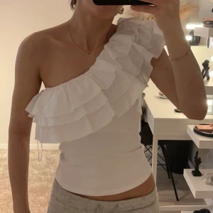 Zara topp - Jättefin topp med volanger från zara helt ny med prislapp och i storlek S