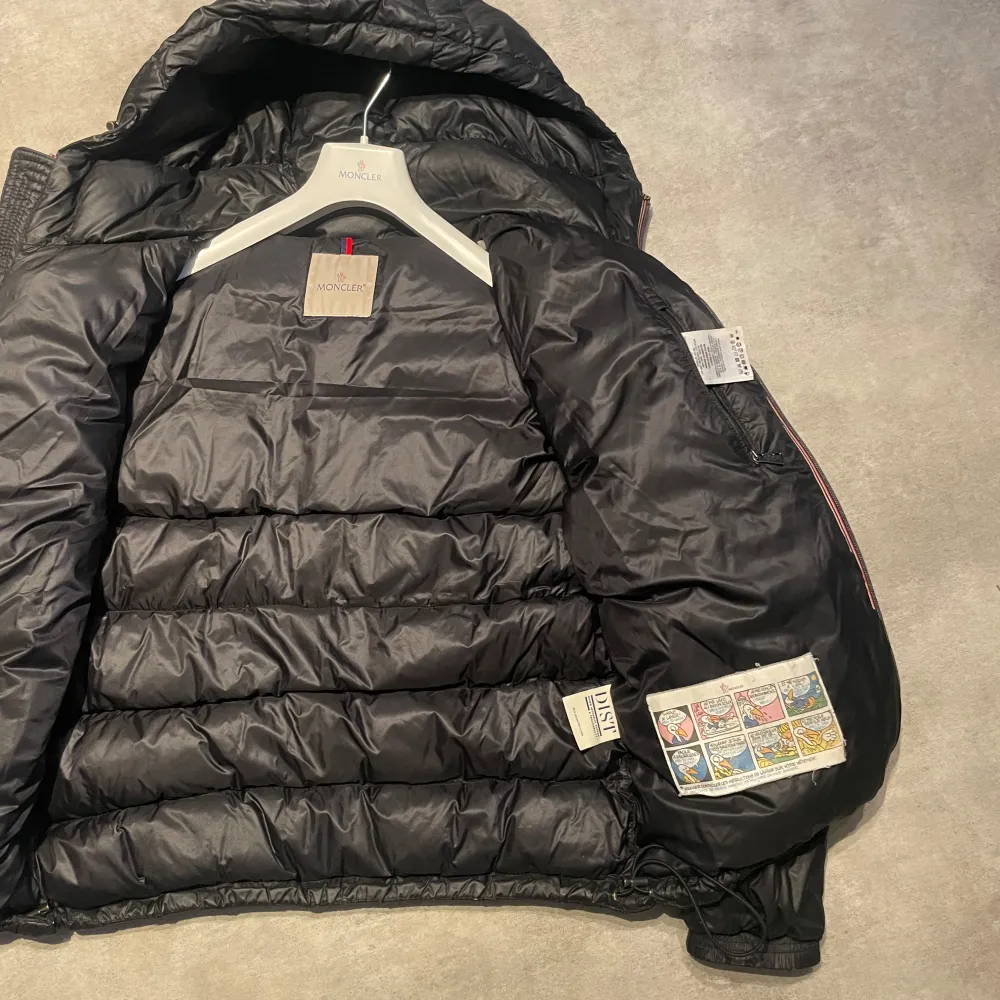 Tja! Säljer denna sjukt snygga ”Morane” jackan från Moncler! Storlek 3 motsvarar en M! Passar bra på runt 180! Grym inför våren! Gott skick! Finns nån lagad defekt. Ganska rare modell speciellt i detta skick, har ett nypris på ca 14000kr! 2små defekter kom pm för bild. Stor Moncler bag och galge medföljer. Vid frågor eller funderingar är det bara att höra av sig! Allt gott.. Takit.