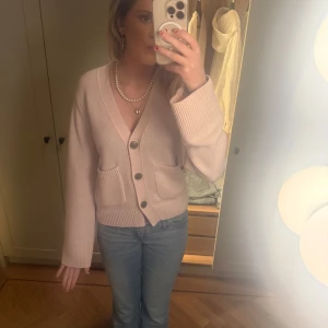 Ljusrosa kofta från Lisa Yang - Så söt ljusrosa kofta från Lisa Yang💕💕. Köpt bara för nån vecka sedan och har prislapp kvar. Nypris 5699kr och är i nyskick då den aldrig är använd
