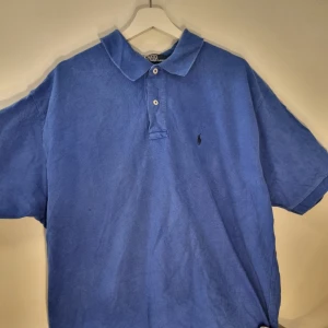Ralph Lauren pike - Säljer en klassisk pikétröja från Ralph Lauren med korta ärmar. Perfekt för en stilren och avslappnad look.               Vi har en deal då vi säljer 1 för 300kr 2 för 500 3 för 700