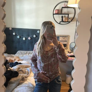 Blus - Jättefin mönstrad blus! Pris kan diskuteras!!!