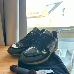 Valentino rockrunners - Säljer nu dessa riktigt snygga skorna från Valentino || mycket bra skick, skick: 8,5/10 || ingår: skor, dustbag och extra snören || storlek: 40,5 passar 41 || nypris: 7000kr, vårat pris: 2199kr || har du frågor eller funderingar är det bara att höra av dig :)