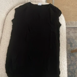 Vero Moda - Svart T-shirt sitter löst på kroppen o väldigt bekväm.