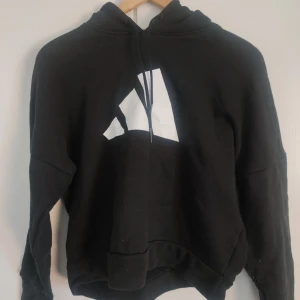 Adidas hoodie - En jätte fin svart Adidas hoodie, är i bra skick 