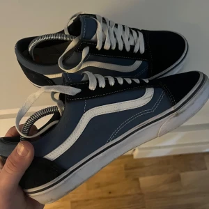 Blå och svarta sneakers från Vans  - Snygga sneakers ifrån Vans dom är använda ett fåtal gånger men man ser inte nån defekt, dem tvättas innan postningen. pris kan diskuteras!