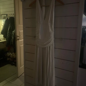 Vit klänning - Knytning bak, bar rygg Kan finnas defekter som jag missat! 