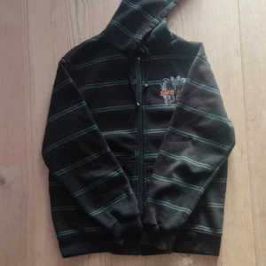 Vintage black zip up hoodie Y2K - Says XL but fits like M, since it's in children's size. Slight wear but no holes