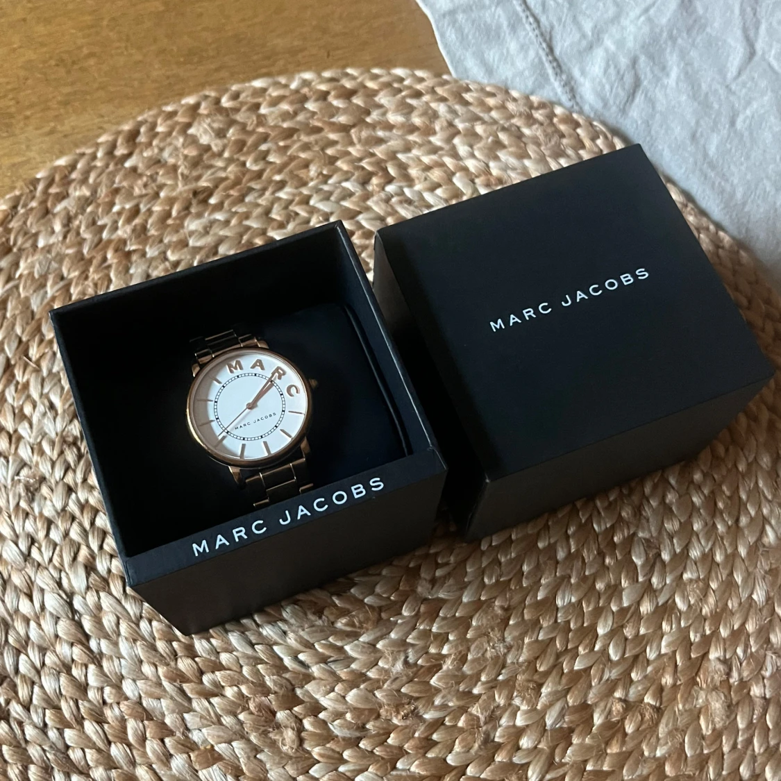 Guldfärgad klocka från Marc Jacobs - 1