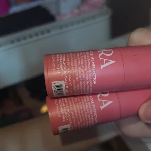 Rosa blush stick från isadora - Säljer två rosa blush sticks från isadora perfekta för kinder, läppar och ögon. Färgen är en härlig rosa nyans som ger en fräsch och naturlig look. Lätt att applicera och smidig att ta med i väskan.