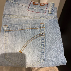 Dondup jeans  - Tja säljer mina dondup jeans med slitningar storlek 32 men sitter som 31 små i storleken. Nypris på dessa är runt 3000 kr 