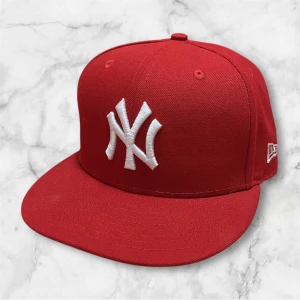 59fifty keps - En riktigt snygg keps äkta 59fifty som är köpt på kennedies. Aldrig använd endast testad så är som ny i strl 57,7