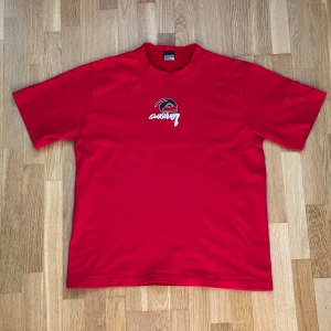 Vintage Quicksilver Röd T-Shirt - Vintage Quicksilver T-Shirt med tryck både fram och bak, finns cracking i trycket bak. Storlek: L (står inte i), Armhåla till Armhåla: 55.5 cm, Längd: 71 cm, Axel till Armöppning: 24 cm.  Material: 100% Cotton.