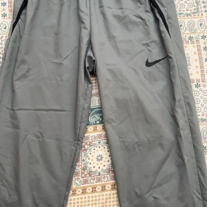 Drifit byxor - Nytt skick, drifit nike byxor storlek M