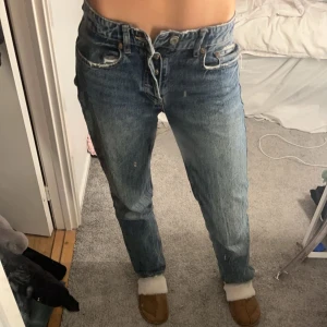 Blå jeans - Snygga blå jeansbyxor med låg midja. De har en straight passform och är ifrån Zara. Säljer då de är lite för små för mig. Pris kan diskuteras❤️‍🔥