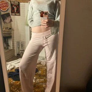 Rosa mjukisbyxor från 157 - Säljer ett par bekväma rosa mjukisbyxor från 157. Byxorna har en loose passform och är perfekta för att ha hemma. De är även helt oanvända❤️